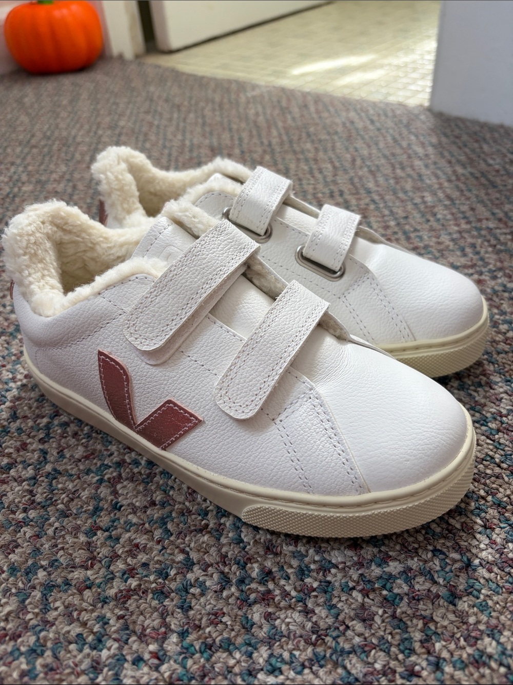 Veja girls Sherpa Esplar Sneakers White/Pink new without box size 3